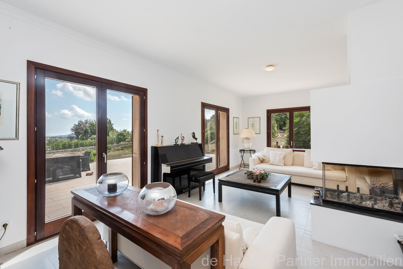 Modern finca with perfect views over Artá to the sea with guest apartment and rental license