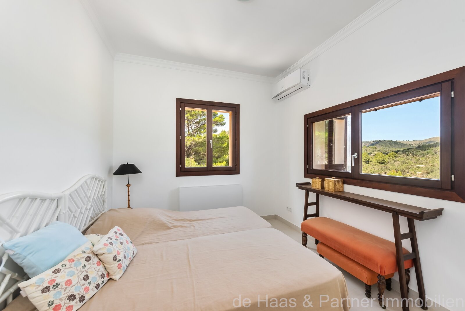 Modern finca with perfect views over Artá to the sea with guest apartment and rental license