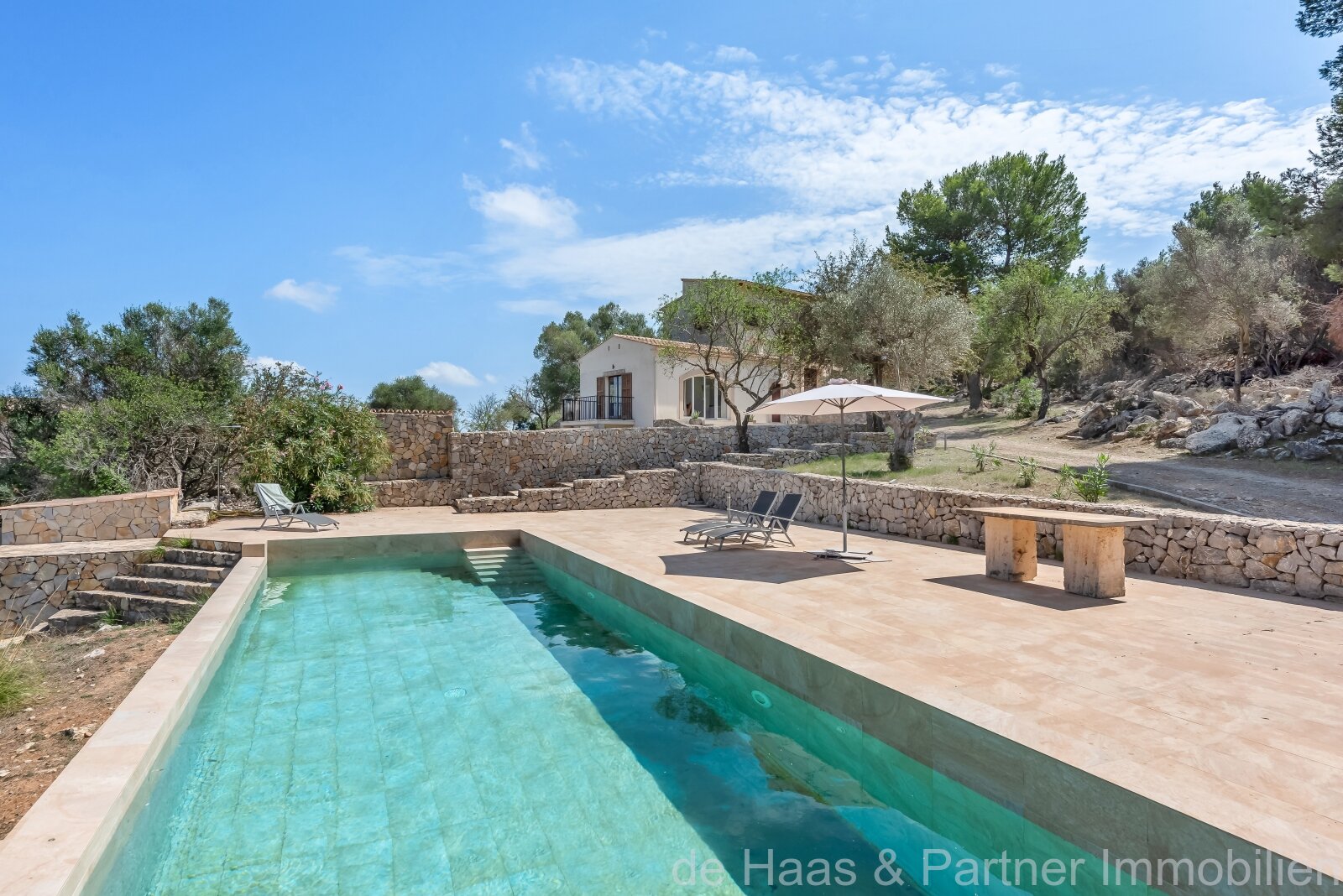 Modern finca with perfect views over Artá to the sea with guest apartment and rental license