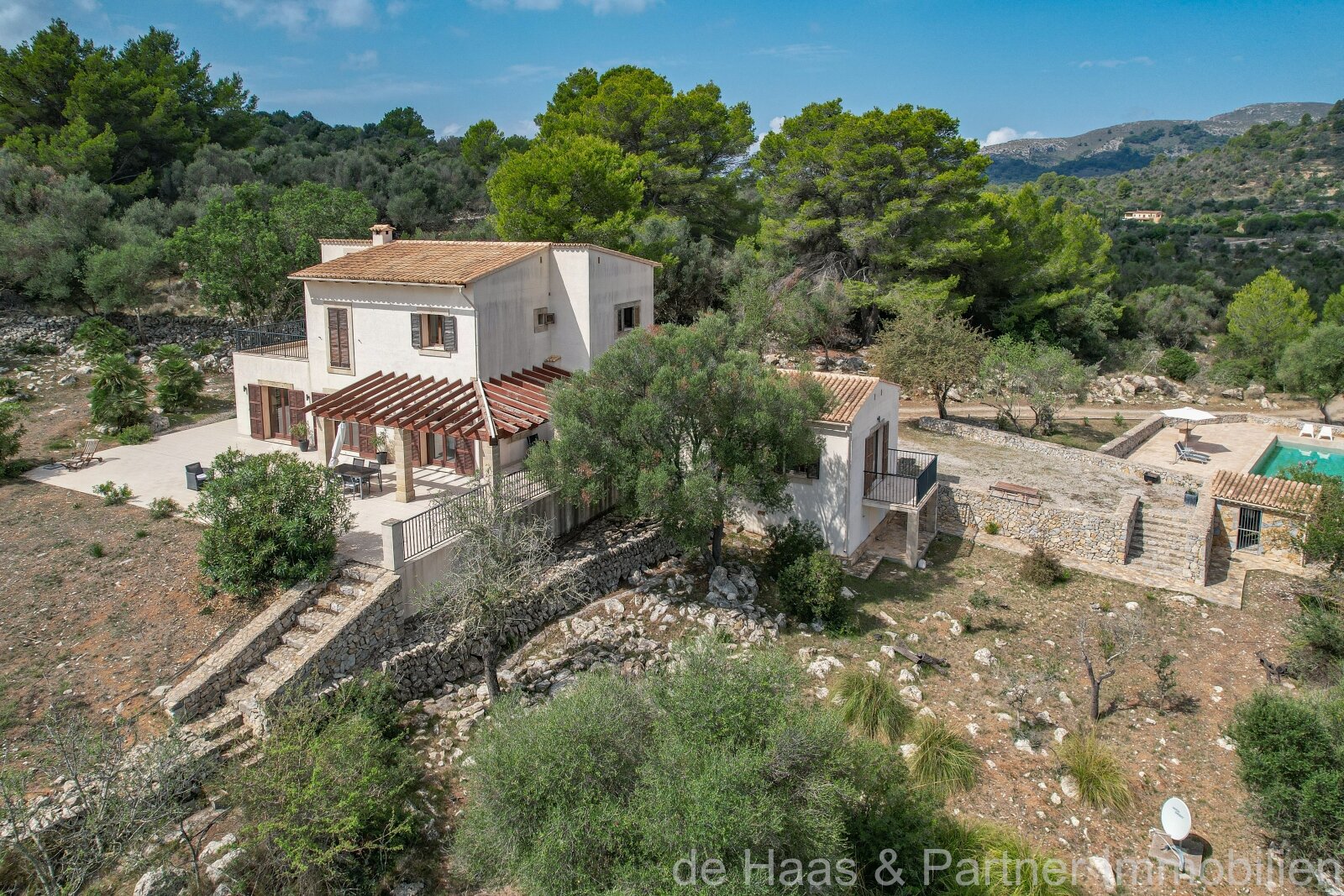 Modern finca with perfect views over Artá to the sea with guest apartment and rental license