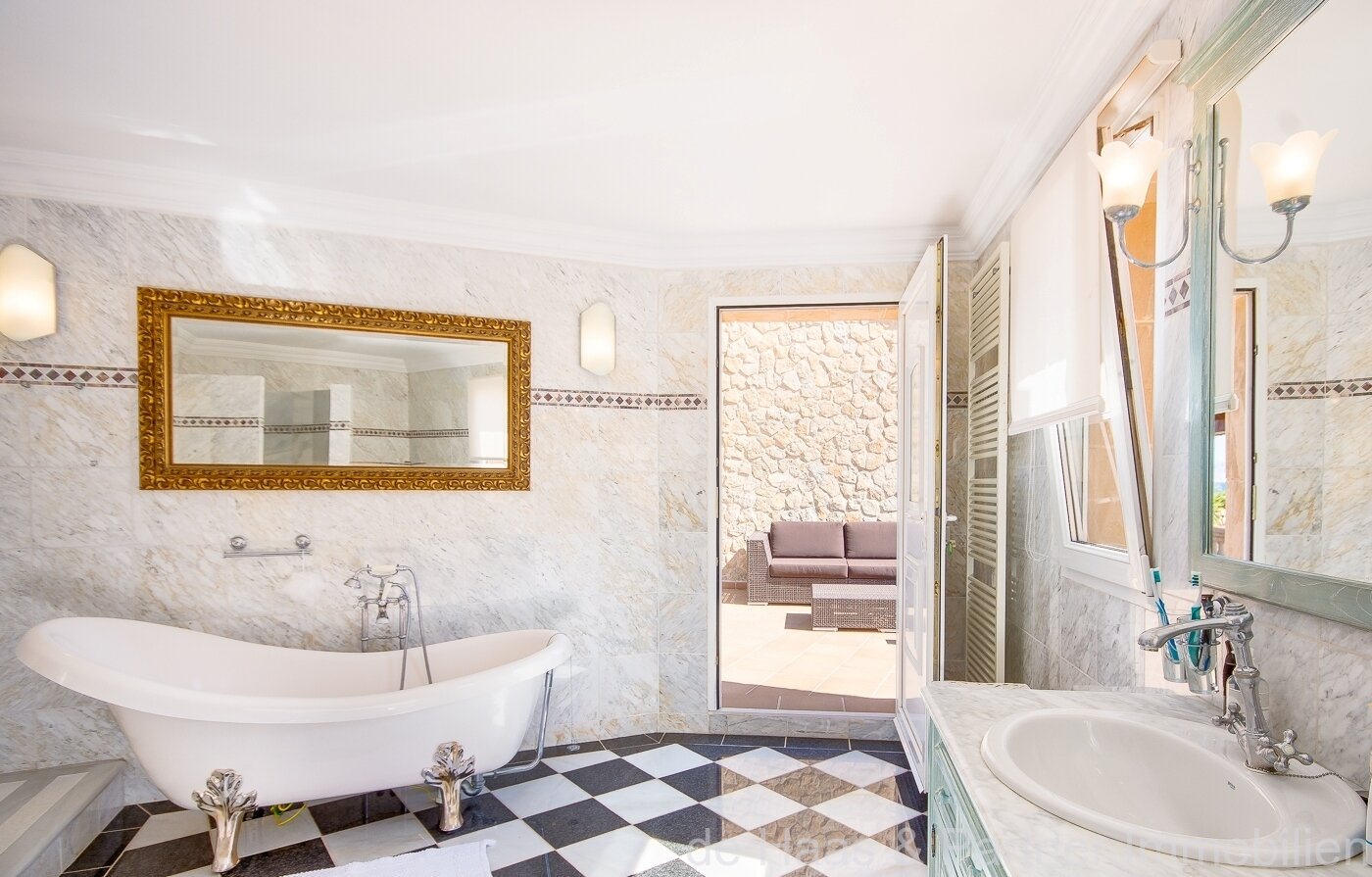 Luxury finca in a very good location with perfect sea views