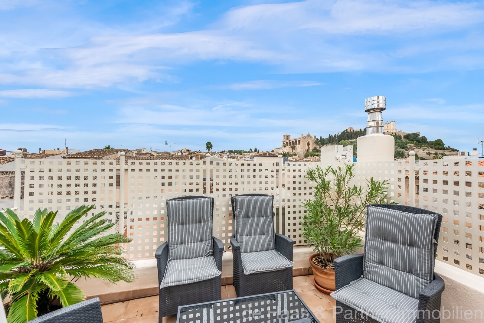 Beautiful townhouse with patio and roof terrace