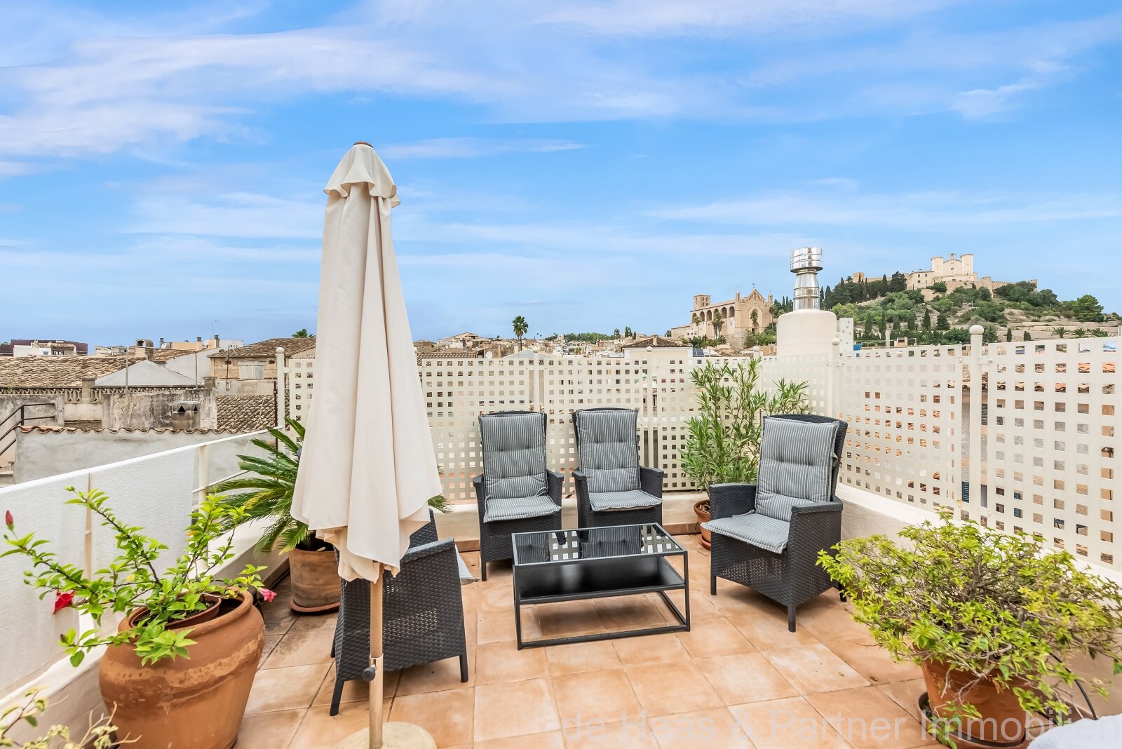 Beautiful townhouse with patio and roof terrace