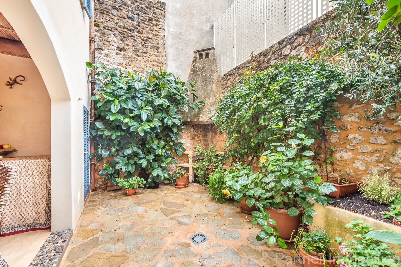 Beautiful townhouse with patio and roof terrace