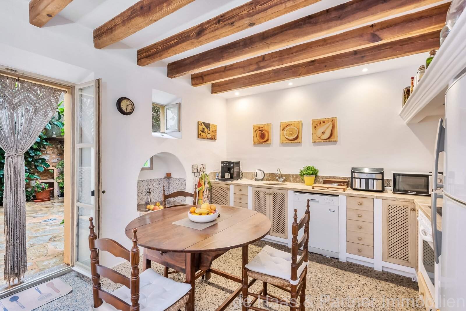 Beautiful townhouse with patio and roof terrace