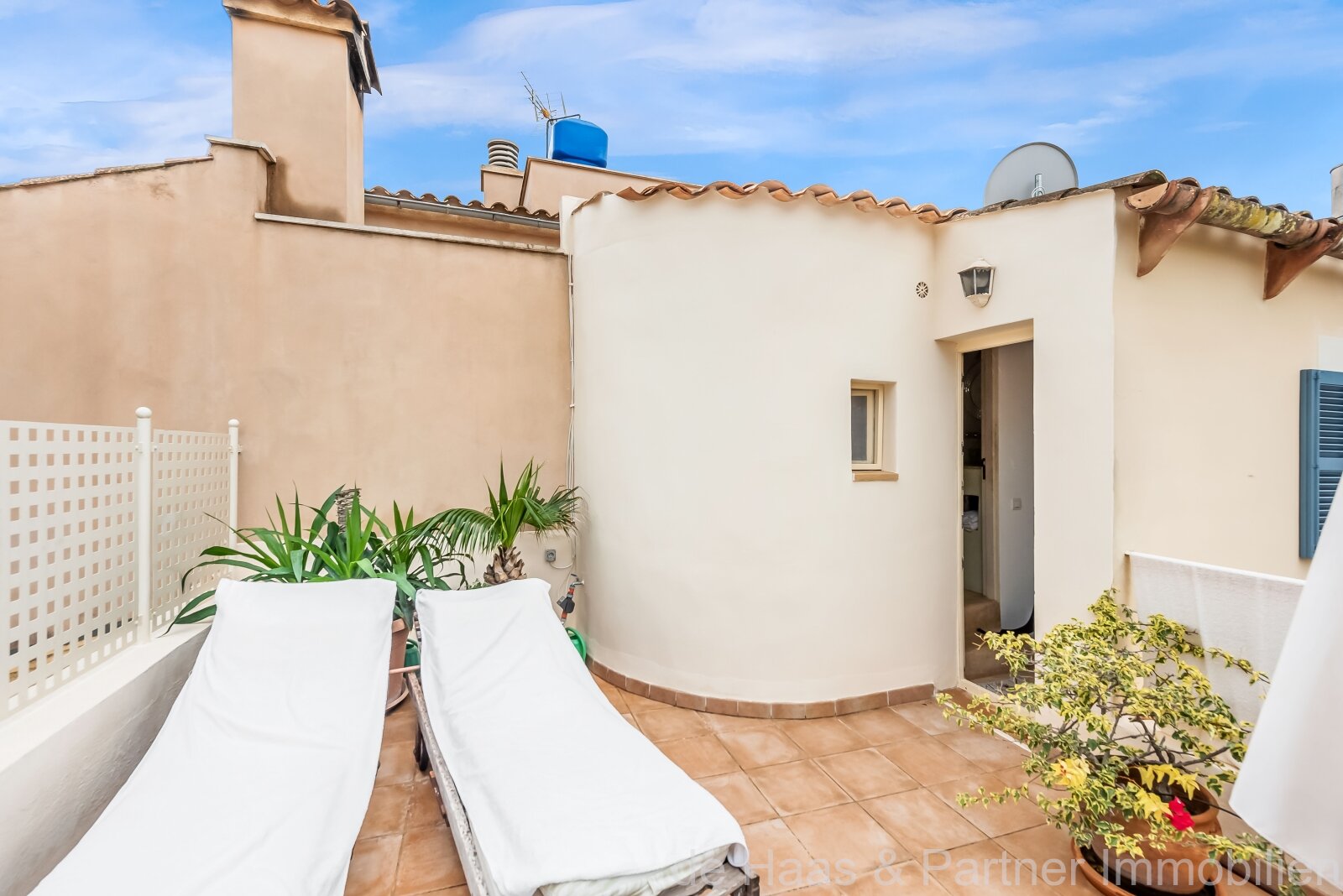 Beautiful townhouse with patio and roof terrace