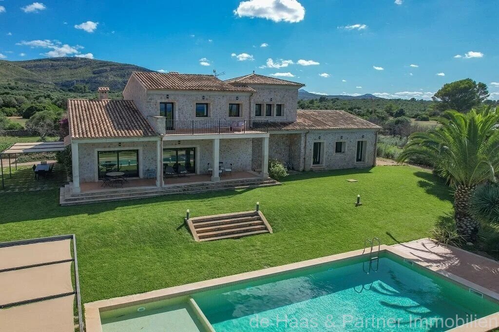 Finca with fantastic sea and panoramic views as far as Alcudia