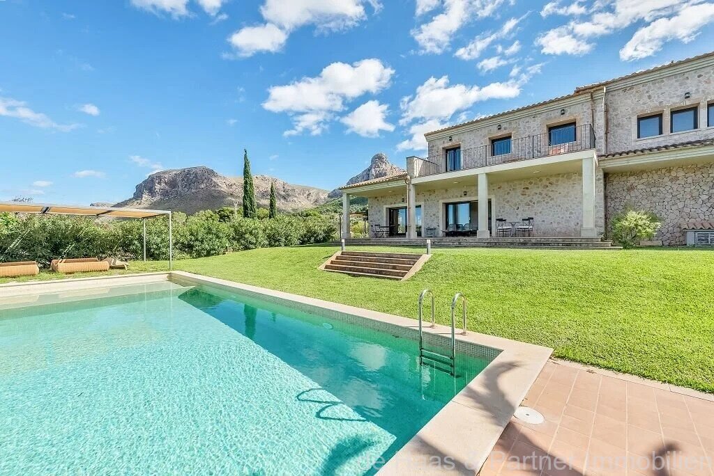 Finca with fantastic sea and panoramic views as far as Alcudia