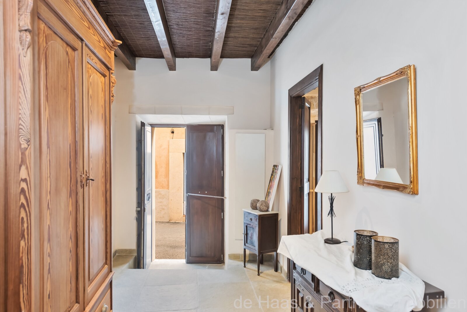 Individual townhouse with excellent furnishings and a beautiful patio