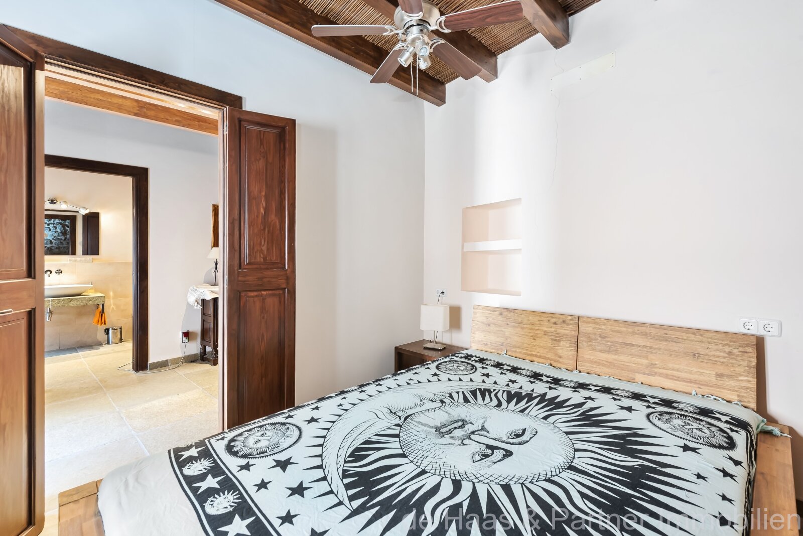 Individual townhouse with excellent furnishings and a beautiful patio