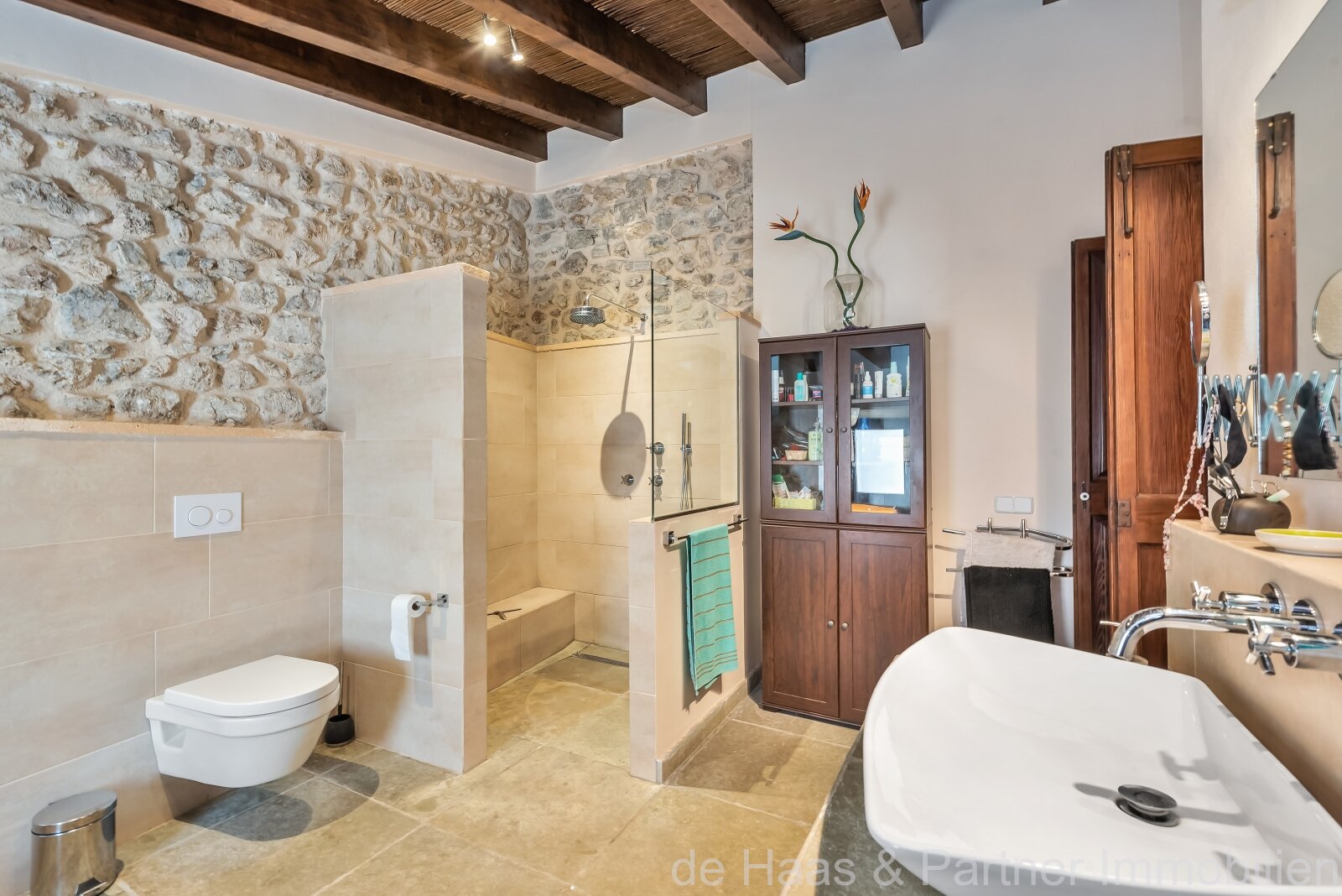 Individual townhouse with excellent furnishings and a beautiful patio