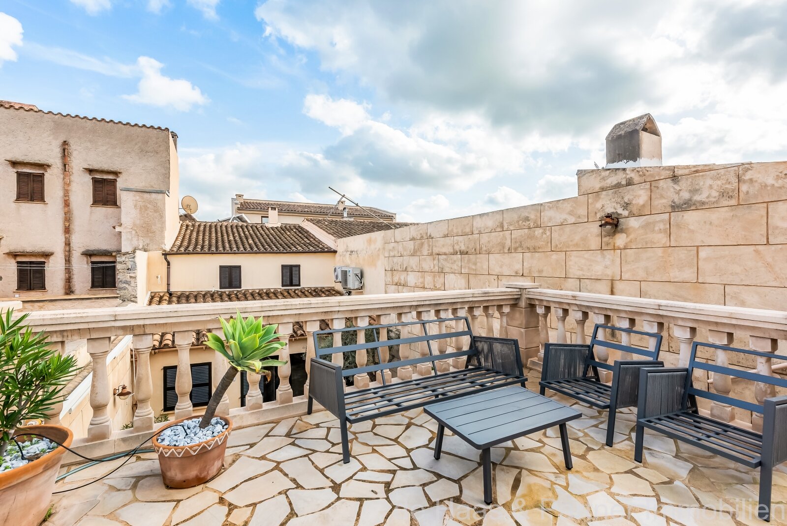 Individual townhouse with excellent furnishings and a beautiful patio