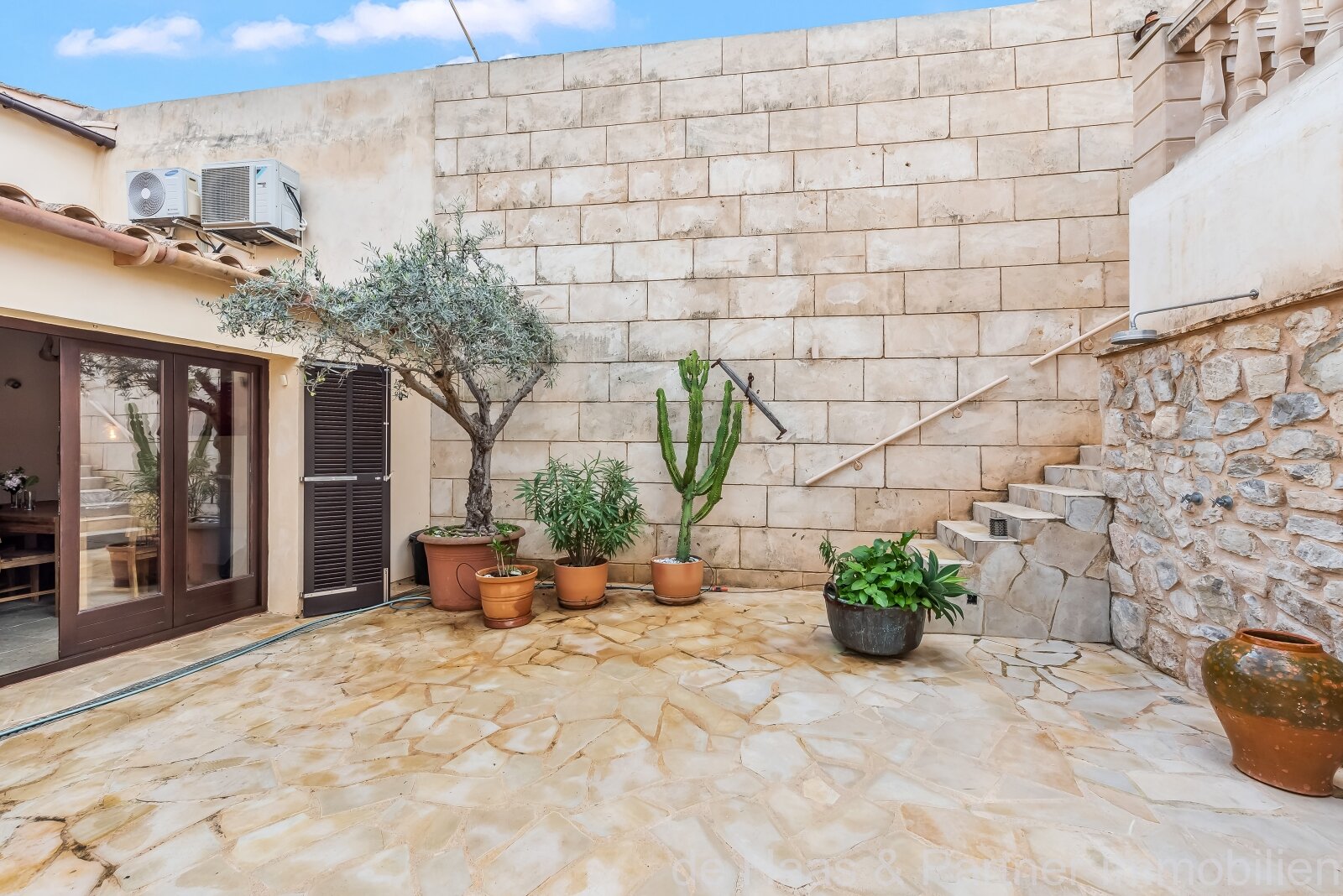 Individual townhouse with excellent furnishings and a beautiful patio