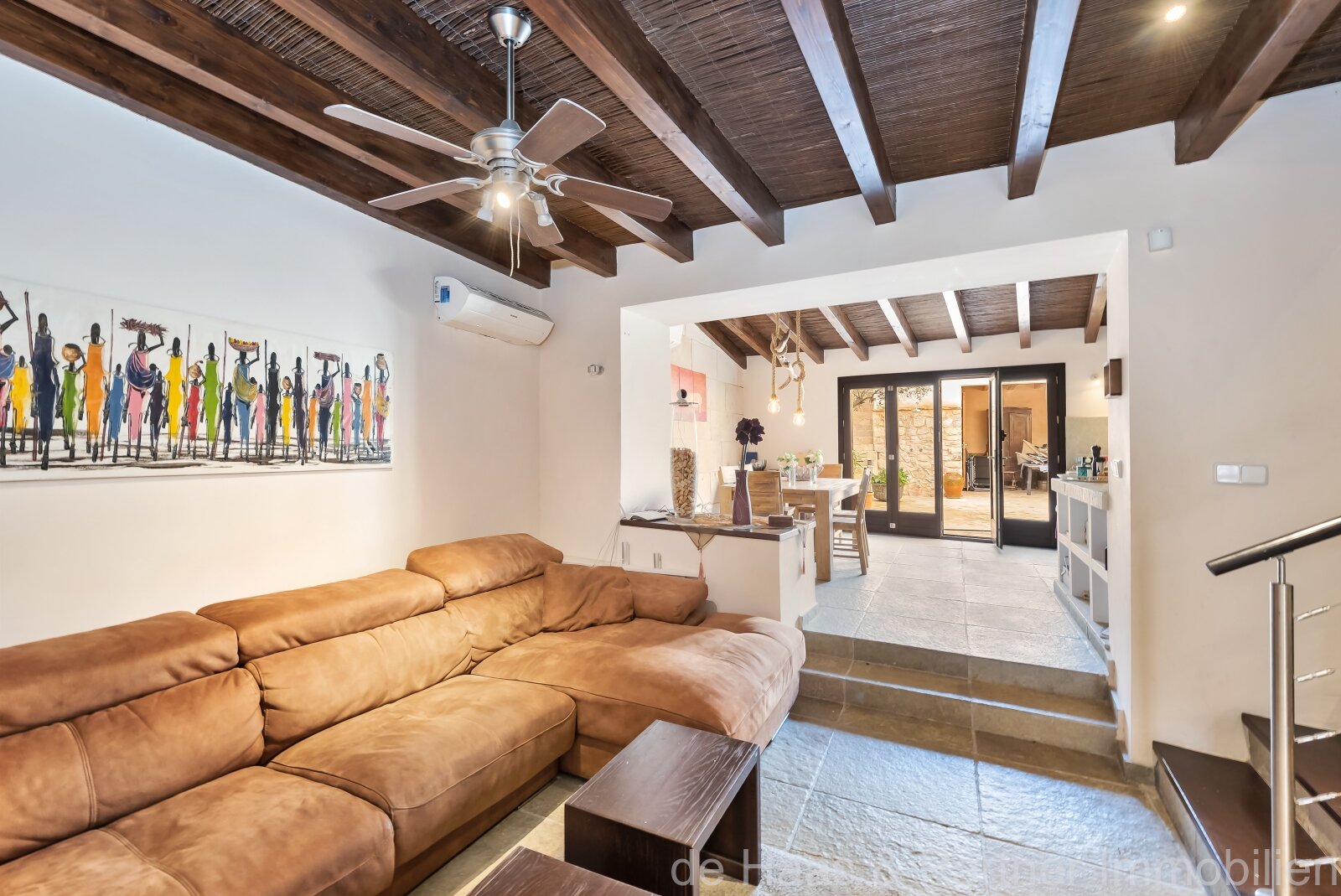 Individual townhouse with excellent furnishings and a beautiful patio
