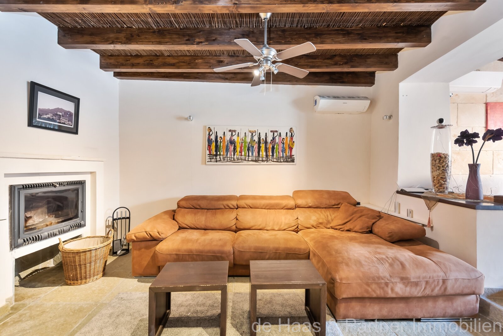 Individual townhouse with excellent furnishings and a beautiful patio