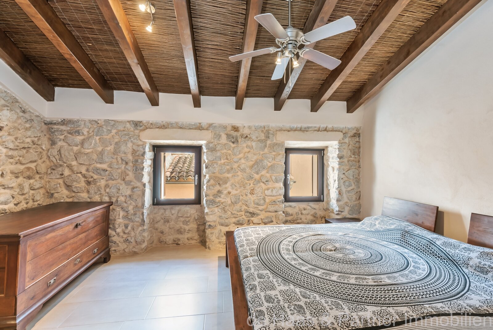 Individual townhouse with excellent furnishings and a beautiful patio