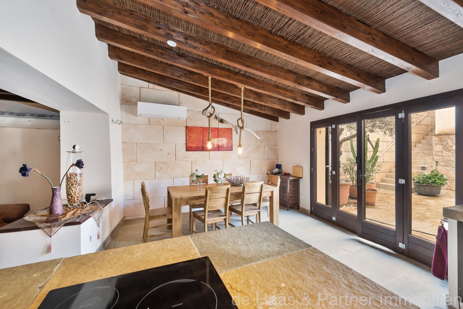 Individual townhouse with excellent furnishings and a beautiful patio