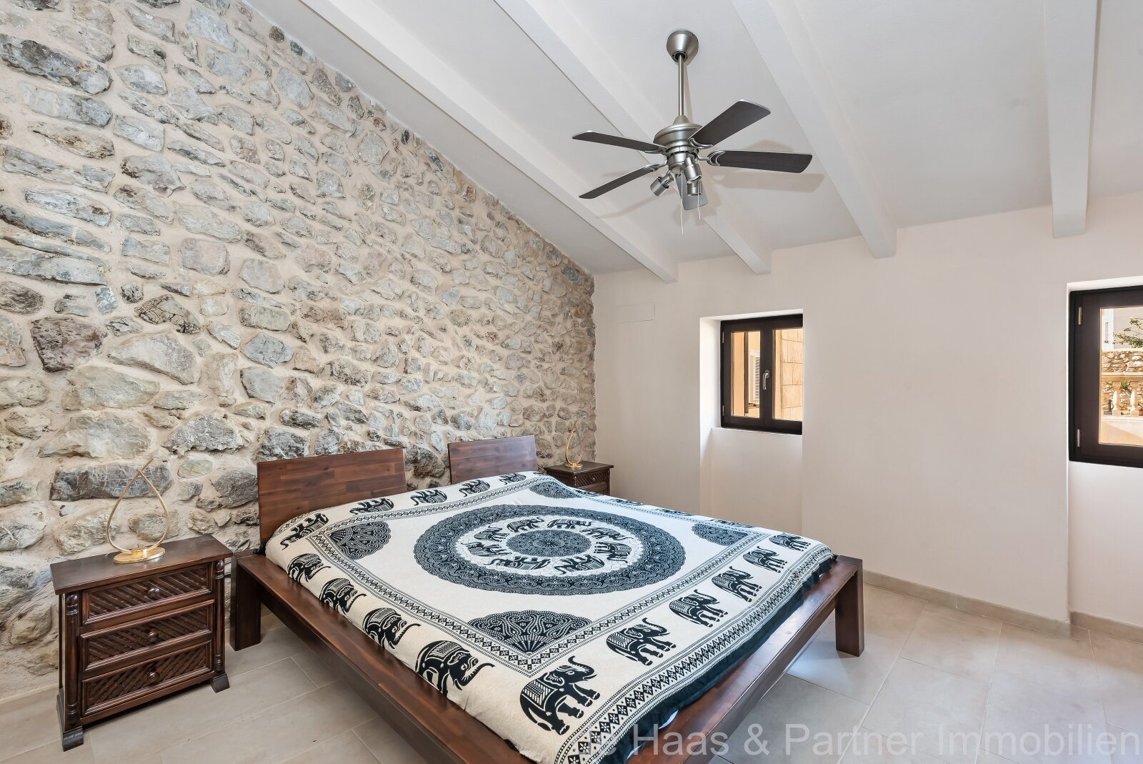 Individual townhouse with excellent furnishings and a beautiful patio