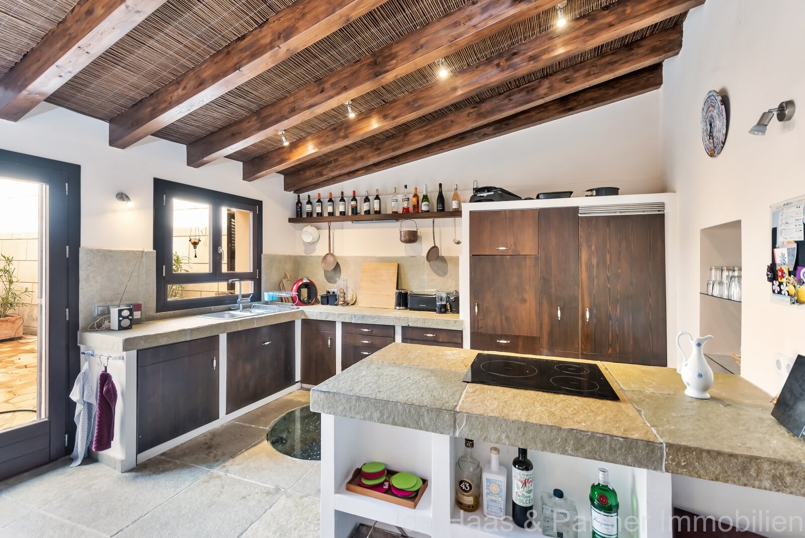 Individual townhouse with excellent furnishings and a beautiful patio