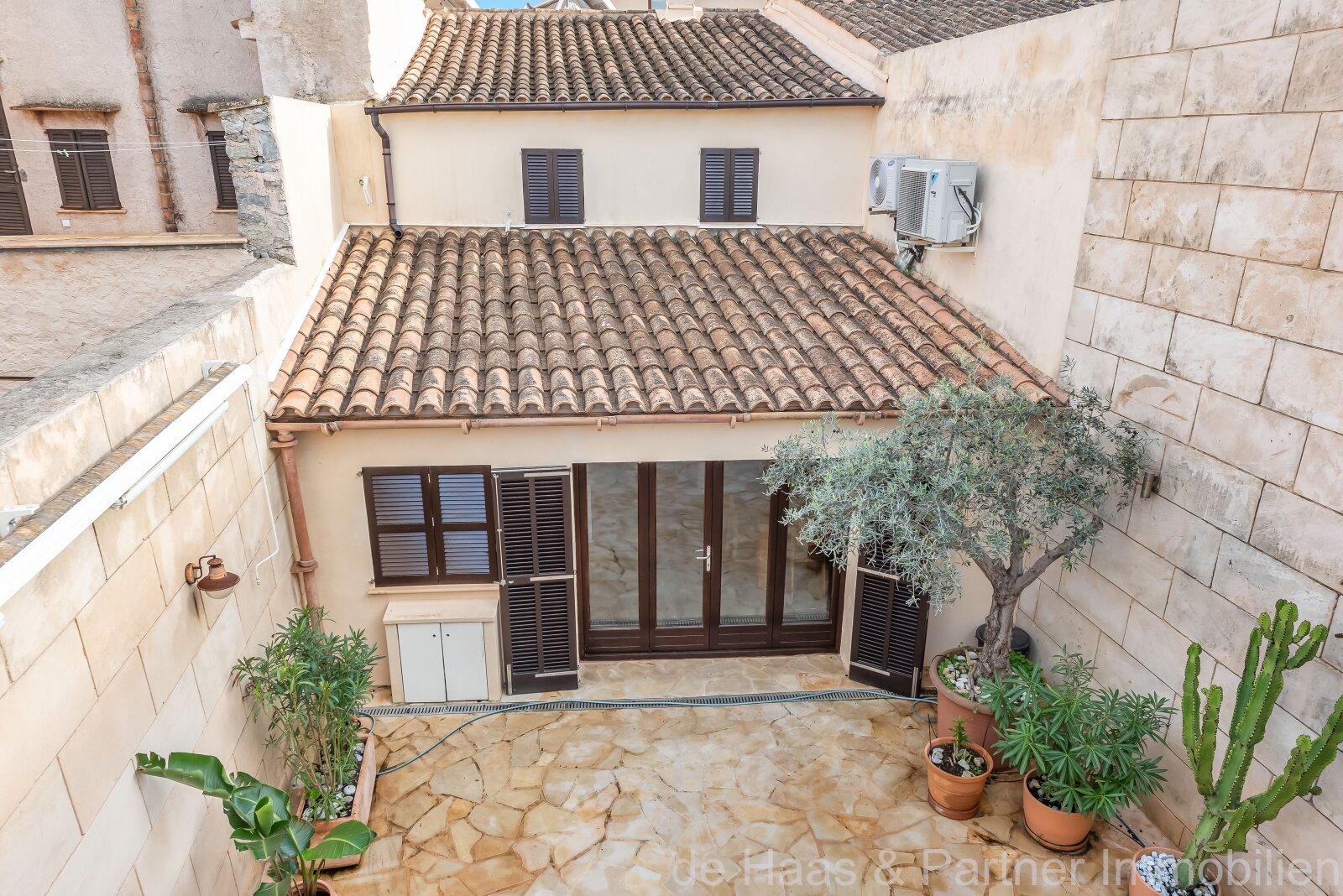 Individual townhouse with excellent furnishings and a beautiful patio