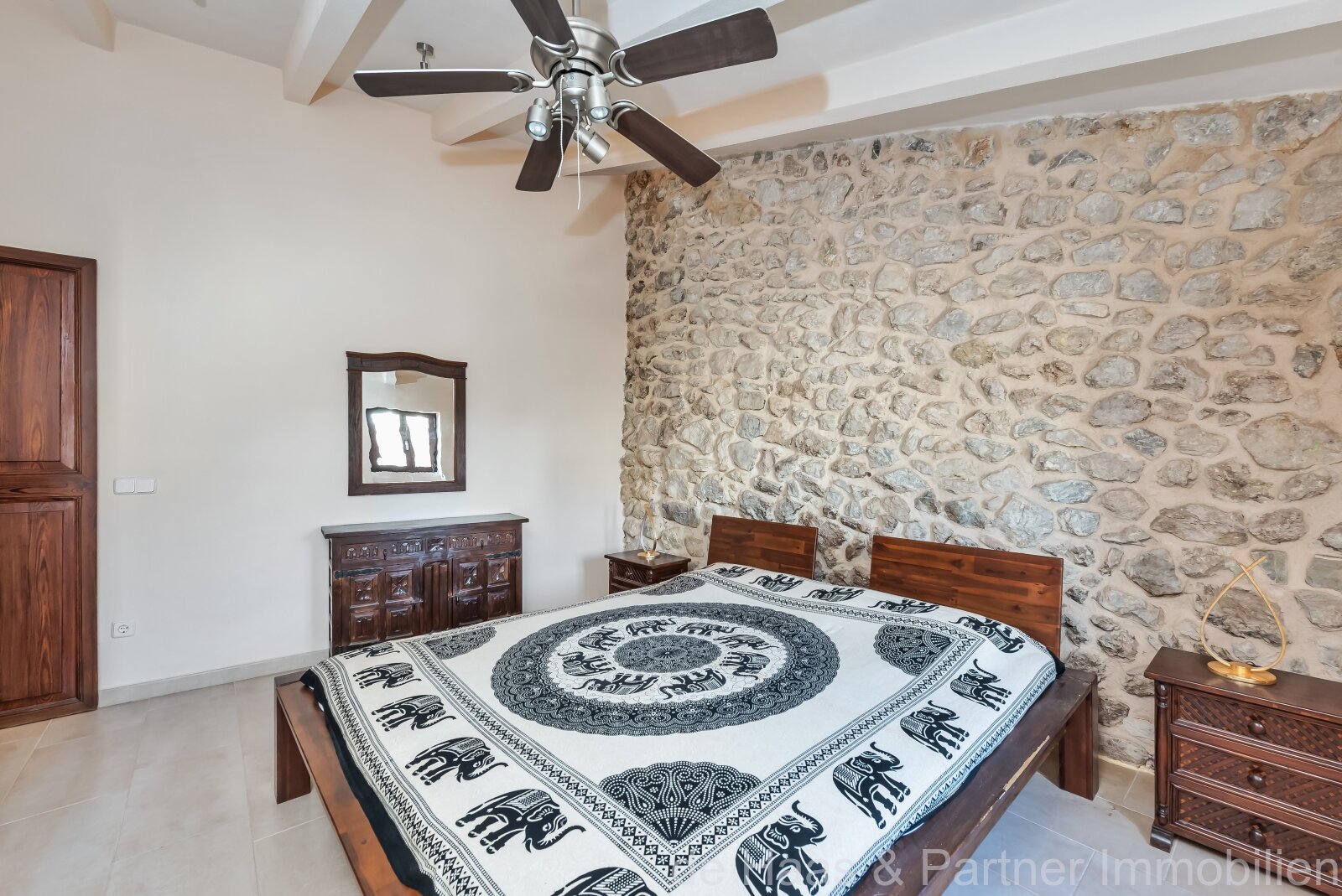 Individual townhouse with excellent furnishings and a beautiful patio