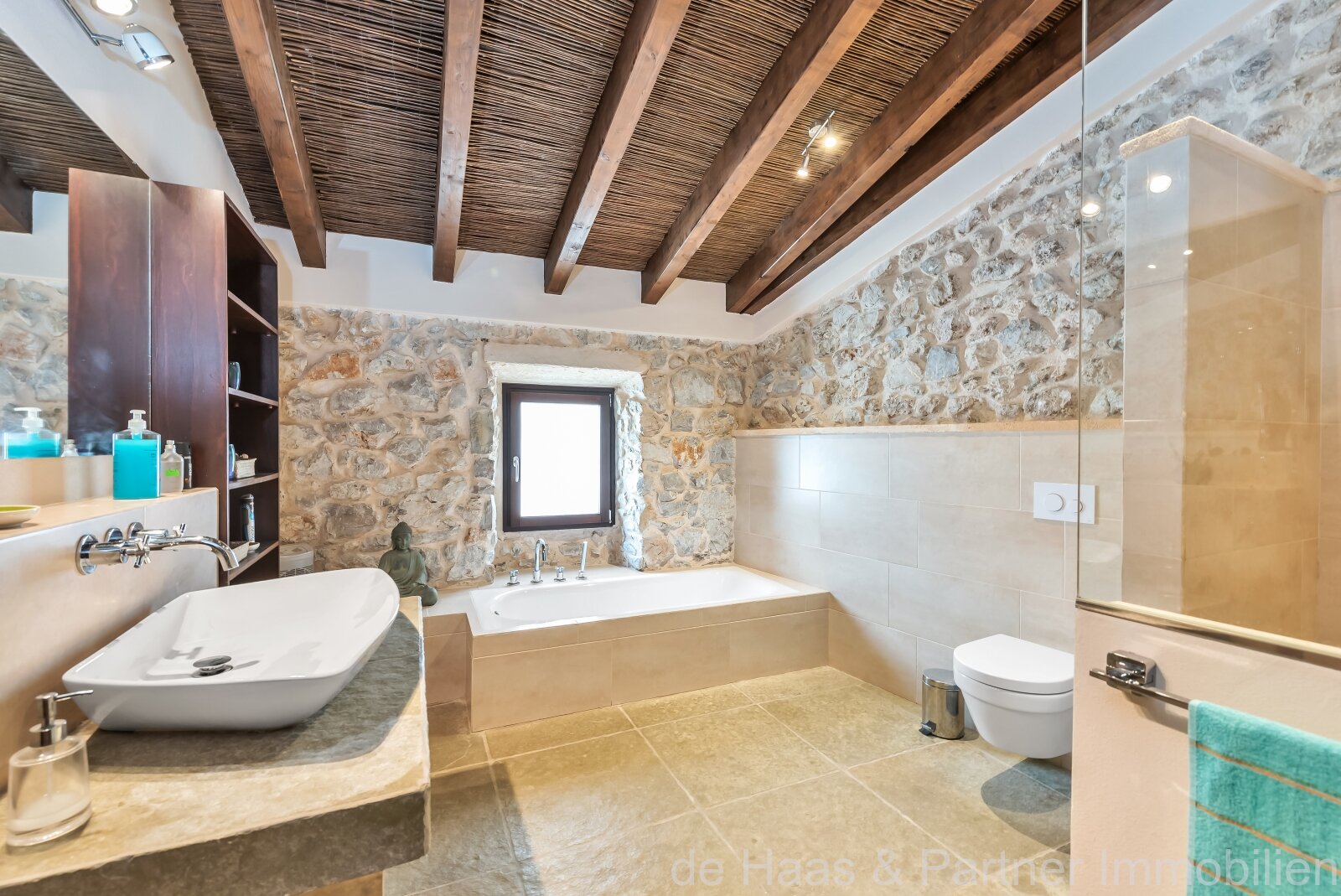 Individual townhouse with excellent furnishings and a beautiful patio