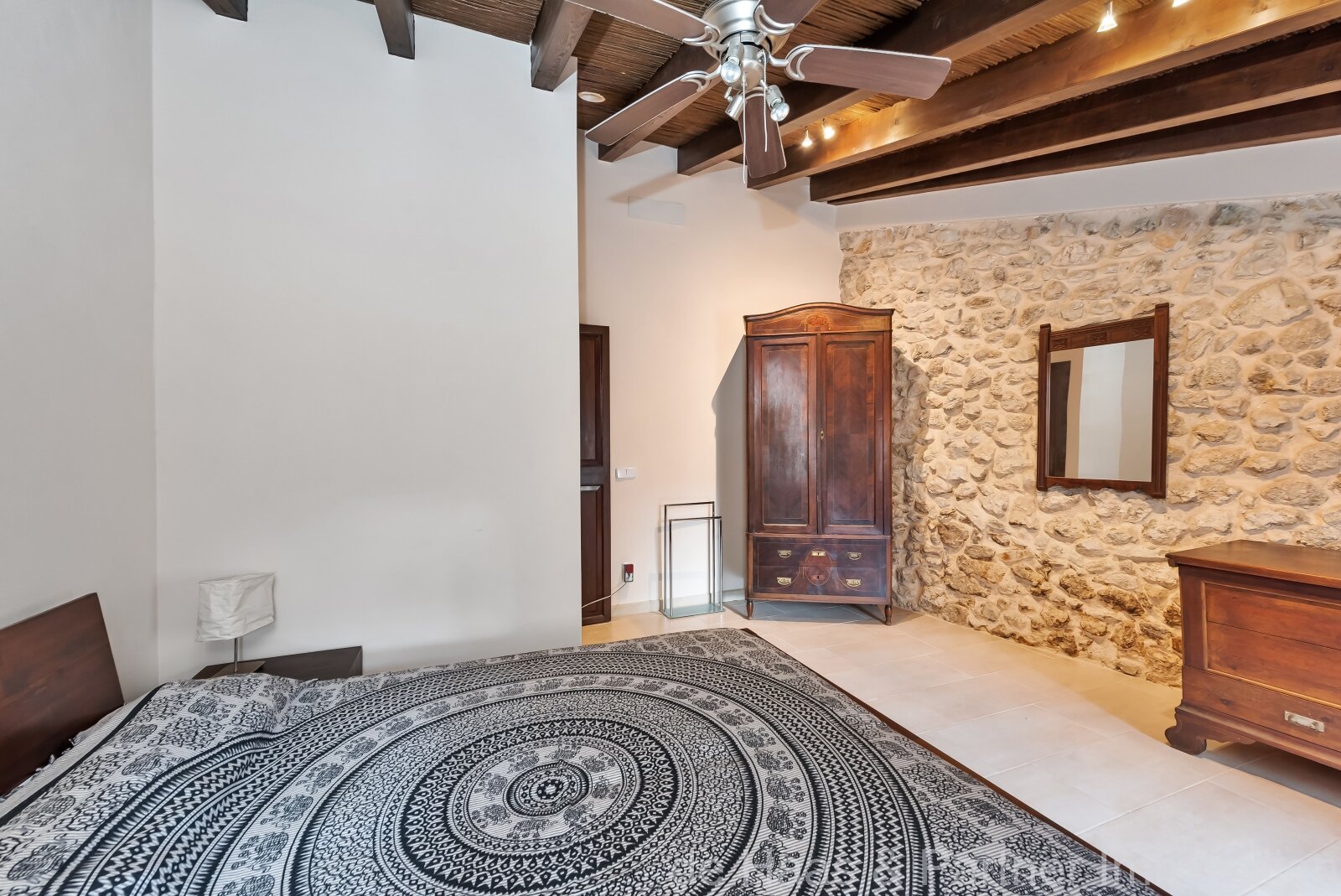 Individual townhouse with excellent furnishings and a beautiful patio