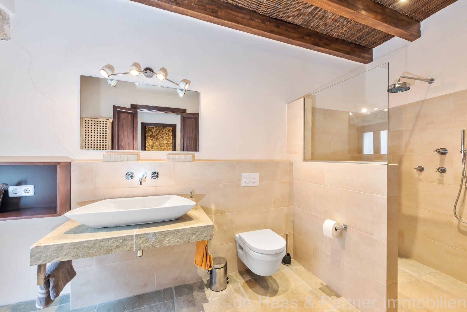 Individual townhouse with excellent furnishings and a beautiful patio