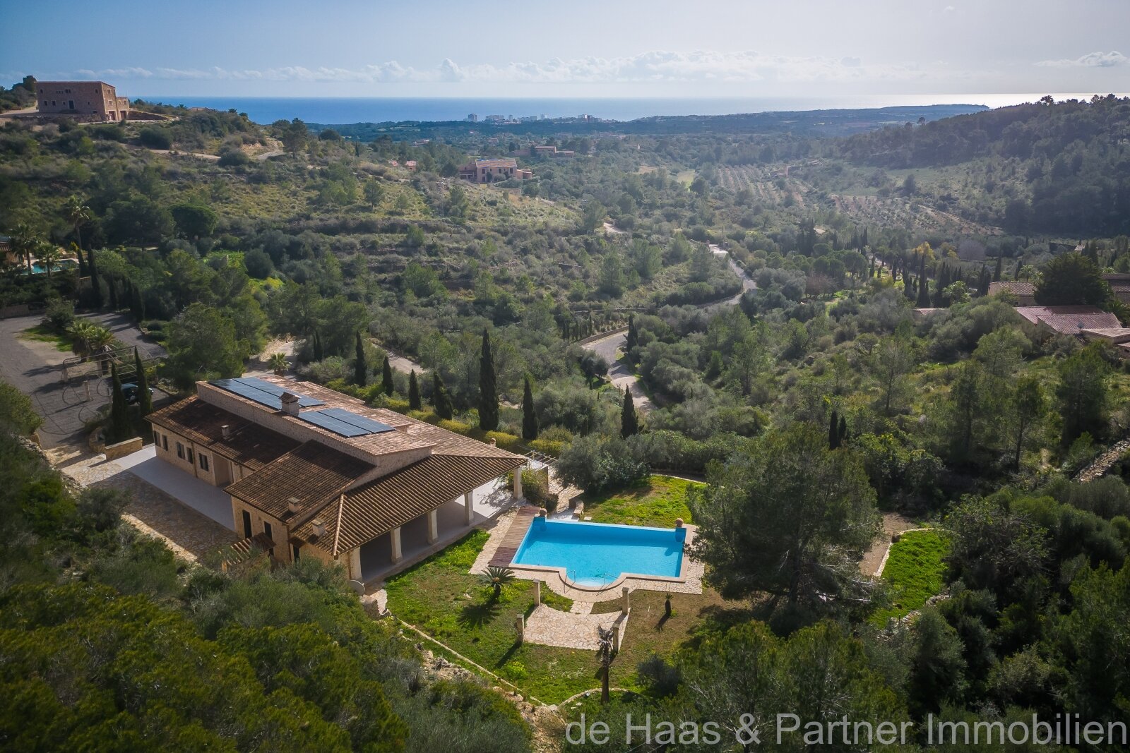 Manacor: Exclusive natural stone finca with panoramic sea view 