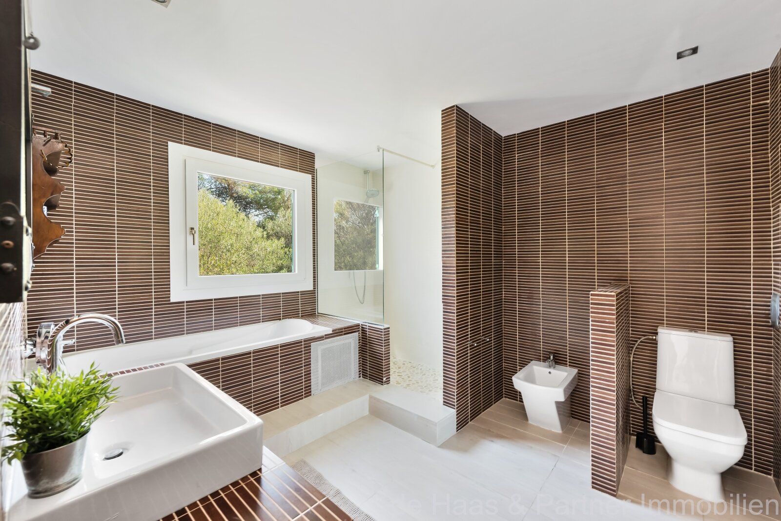 Charming chalet near the sea and the nature reserve with pool