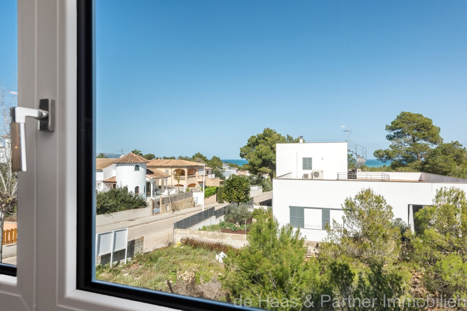 Charming chalet near the sea and the nature reserve with pool