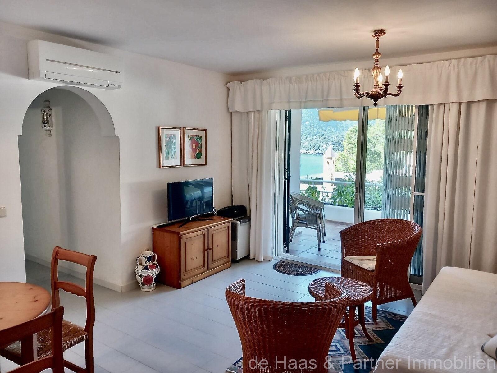 Top ground floor flat with sea views and communal pool above the coast of Canyamel