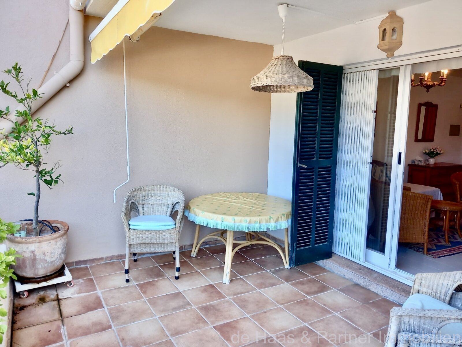 Top ground floor flat with sea views and communal pool above the coast of Canyamel