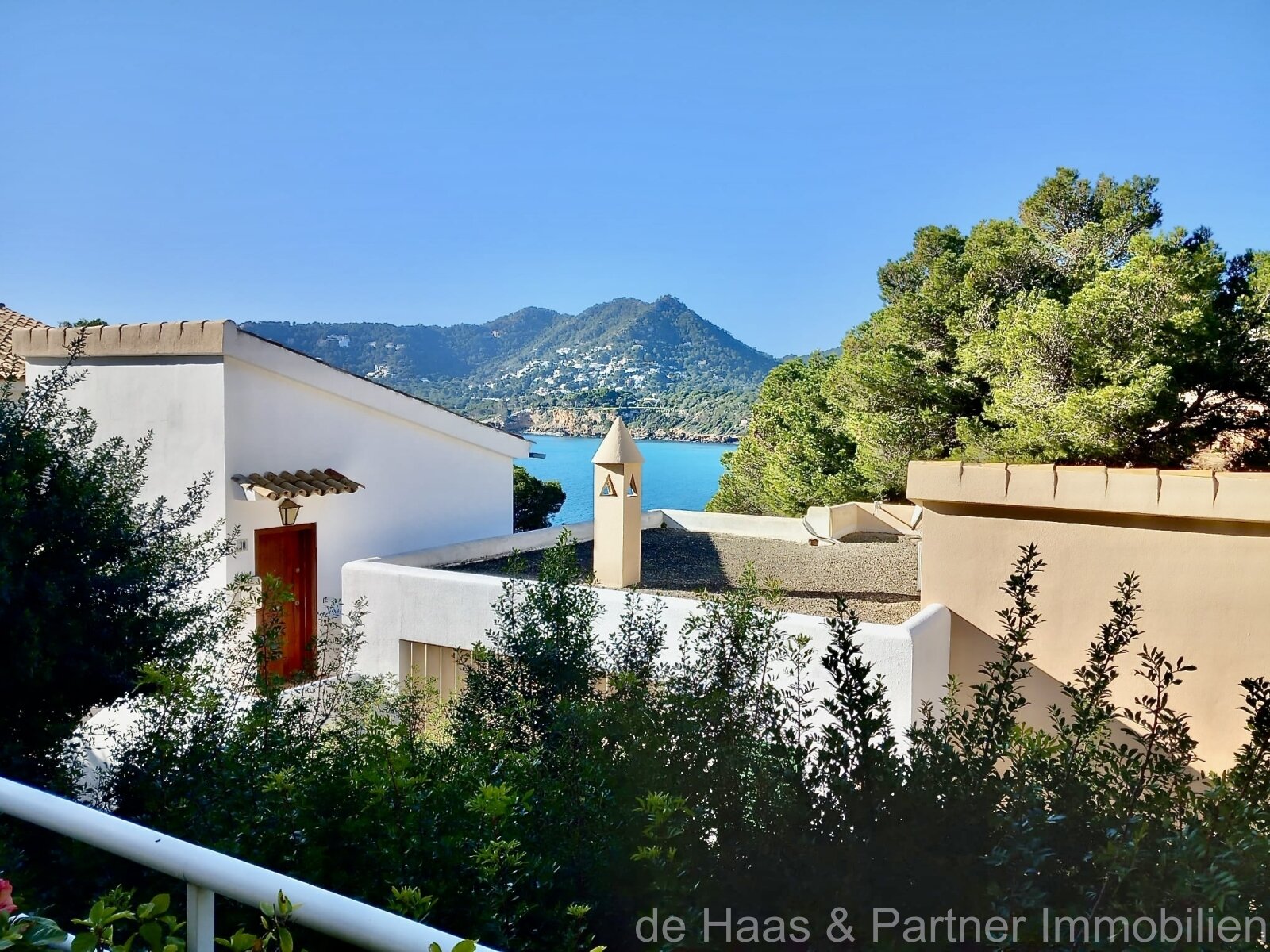 Top ground floor flat with sea views and communal pool above the coast of Canyamel