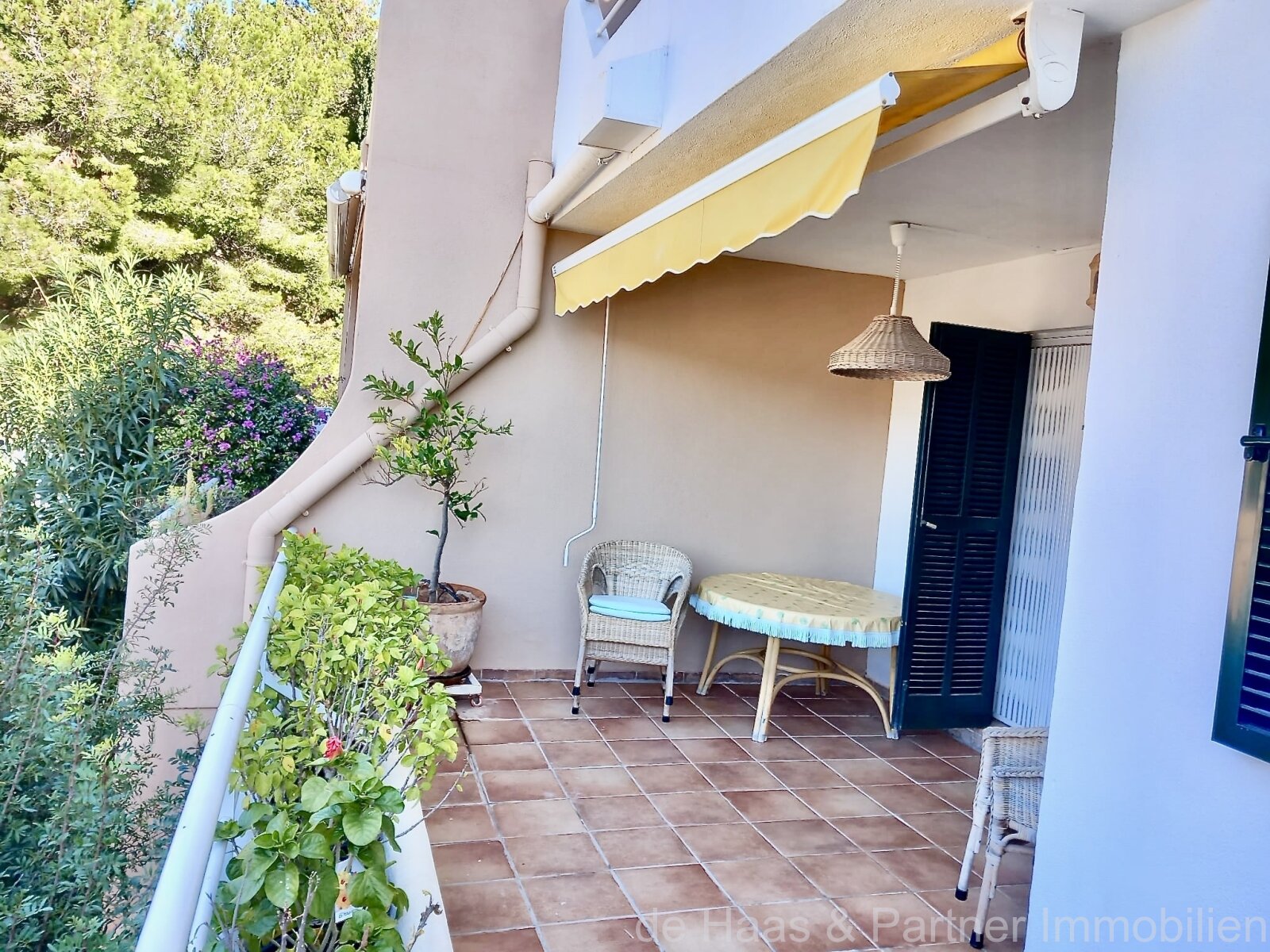 Top ground floor flat with sea views and communal pool above the coast of Canyamel