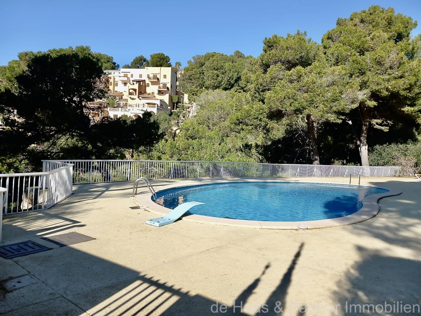 Top ground floor flat with sea views and communal pool above the coast of Canyamel