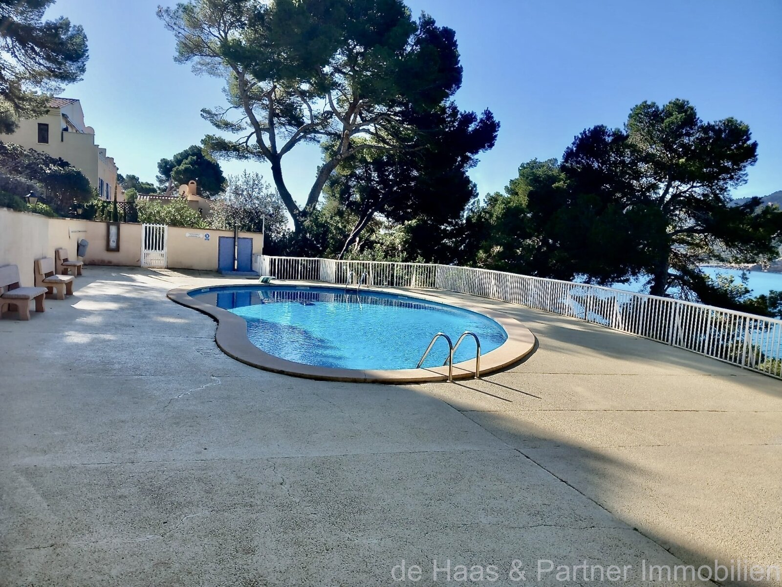 Top ground floor flat with sea views and communal pool above the coast of Canyamel