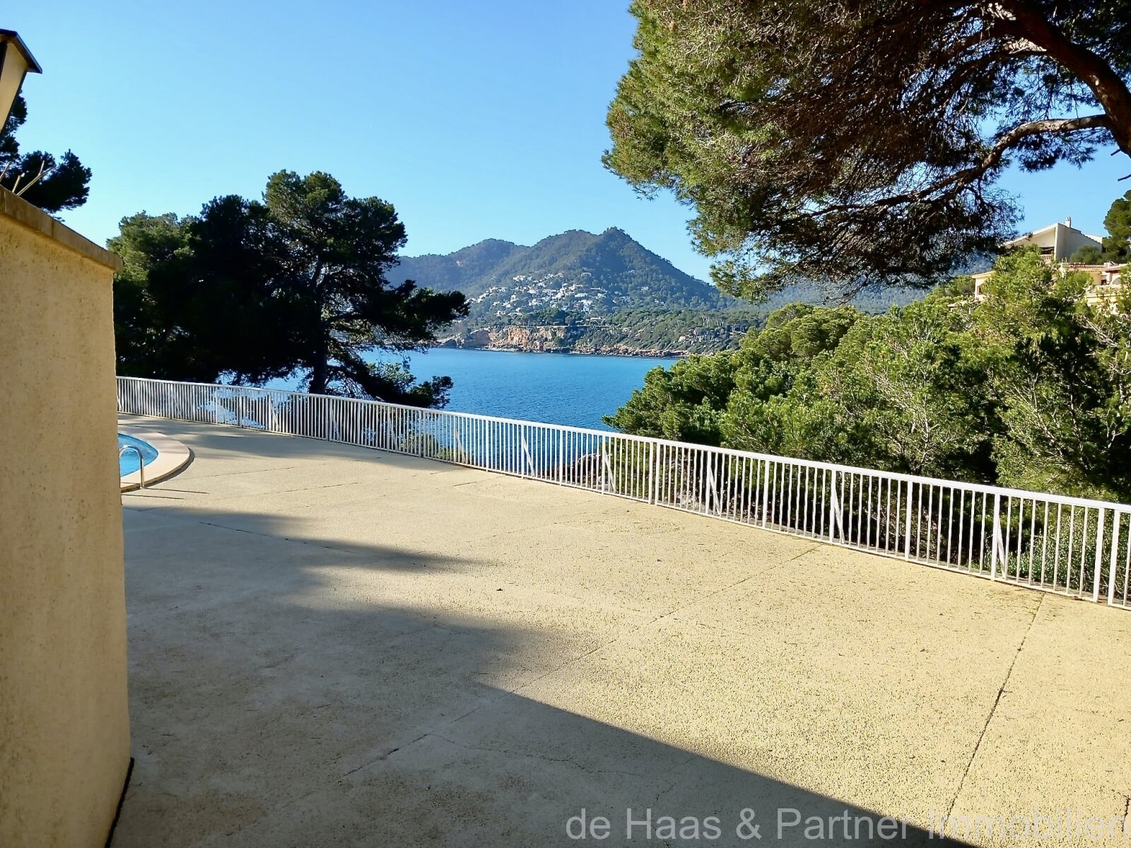 Top ground floor flat with sea views and communal pool above the coast of Canyamel