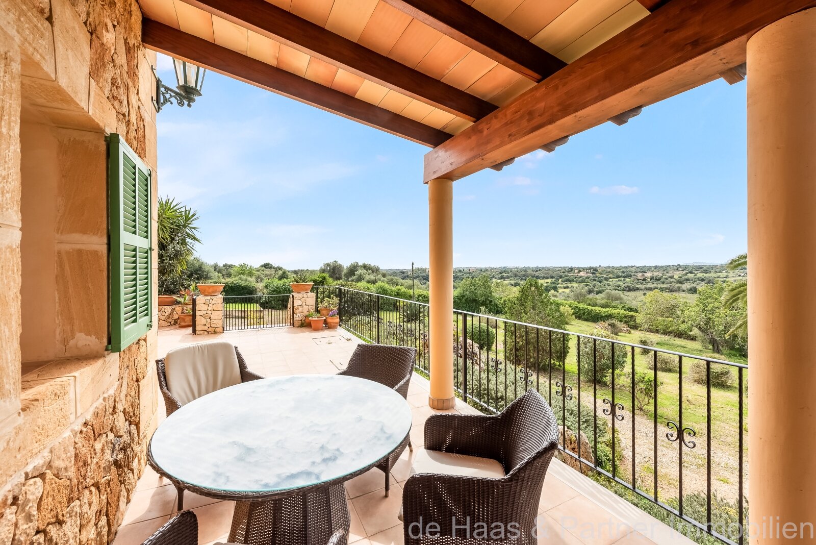 Perfect natural stone finca with plenty of space, great views and optimal outdoor area