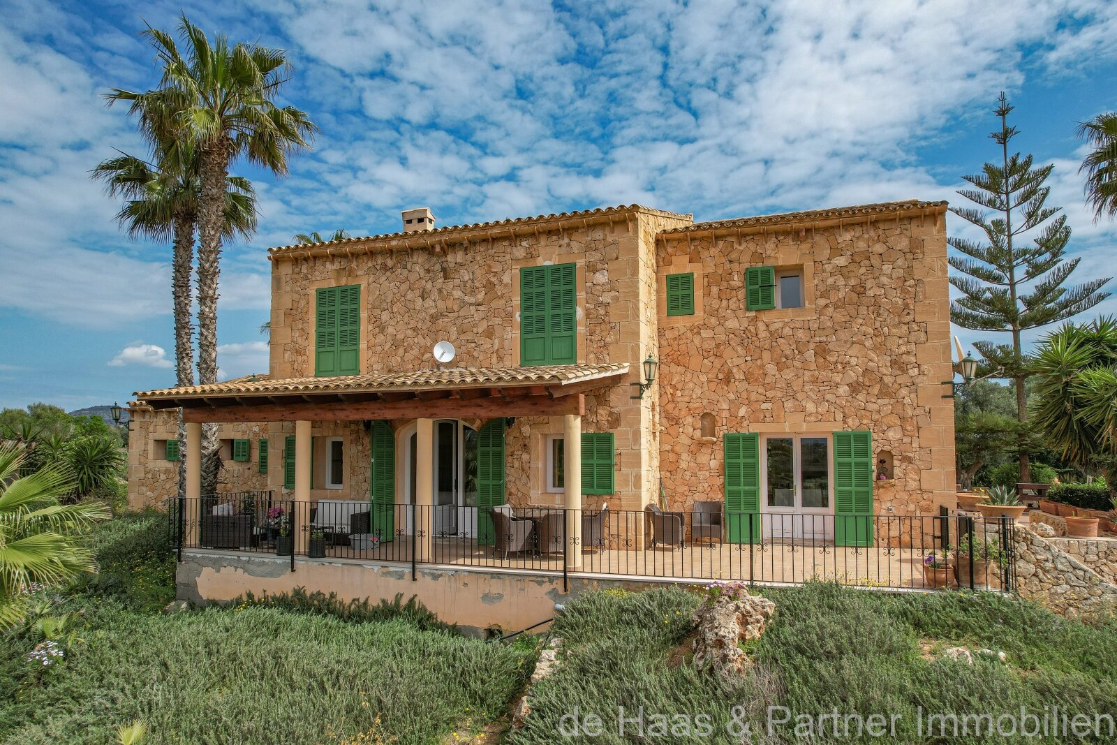 Perfect natural stone finca with plenty of space, great views and optimal outdoor area