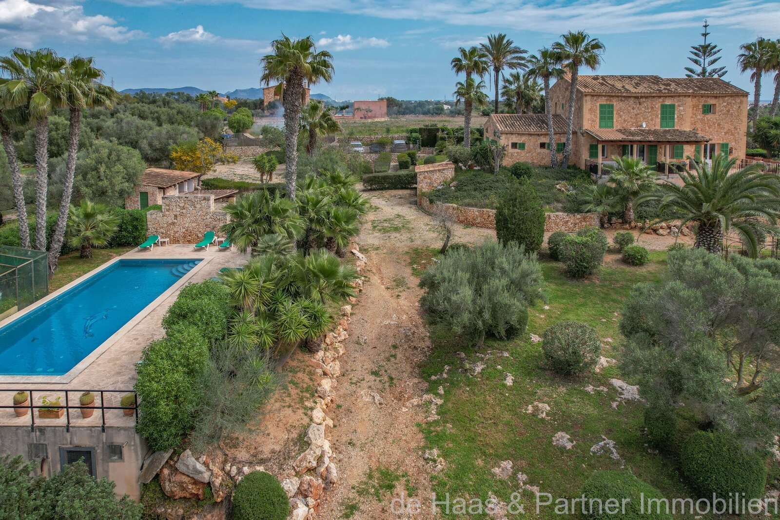 Perfect natural stone finca with plenty of space, great views and optimal outdoor area