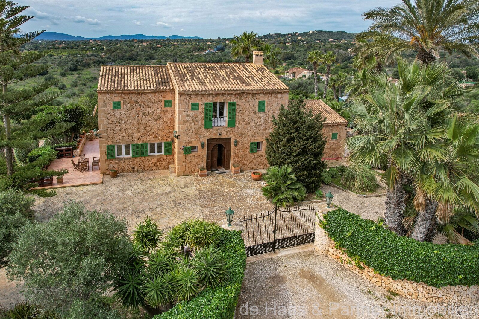 Perfect natural stone finca with plenty of space, great views and optimal outdoor area