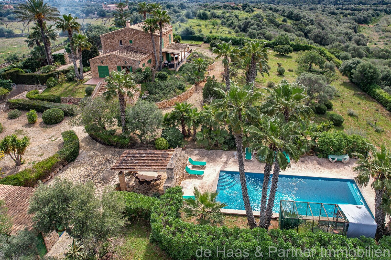 Perfect natural stone finca with plenty of space, great views and optimal outdoor area