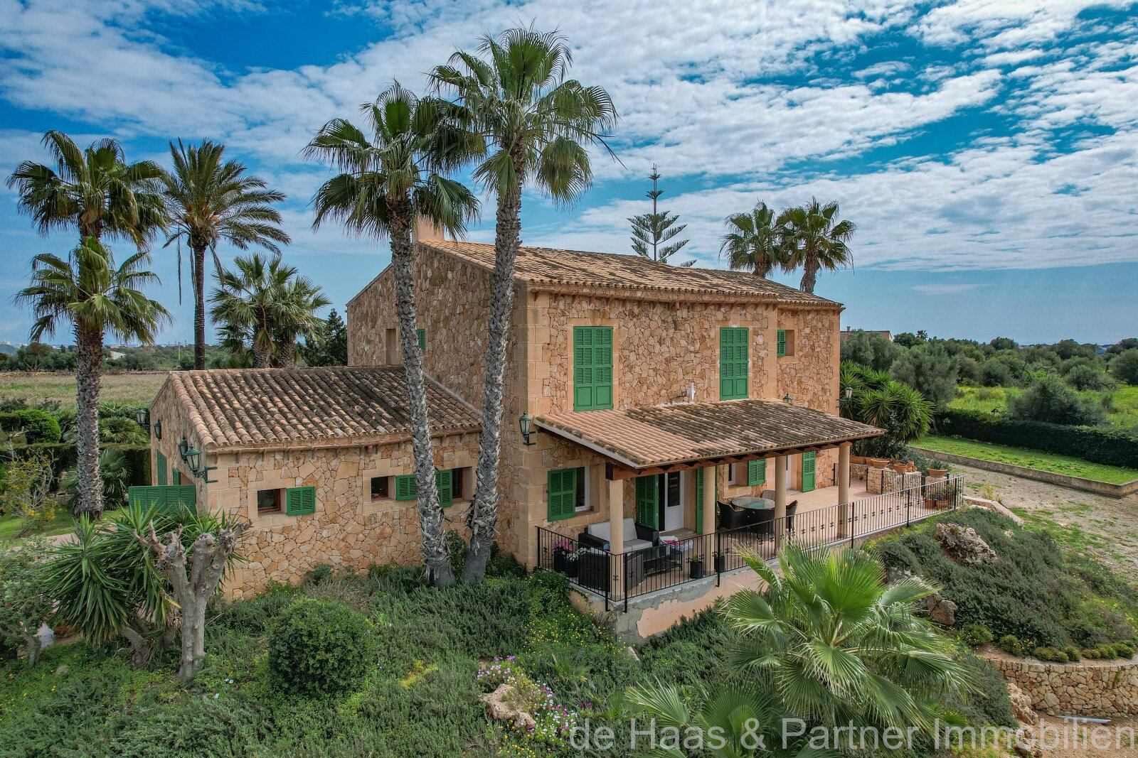 Perfect natural stone finca with plenty of space, great views and optimal outdoor area