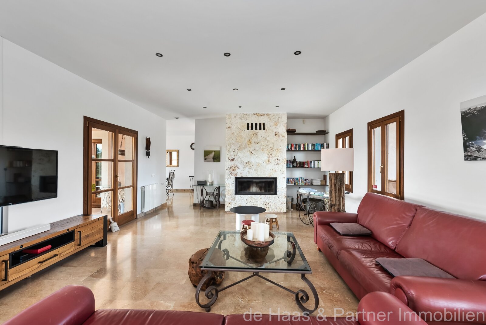 Excellent natural stone finca with outstanding outdoor area and rental license