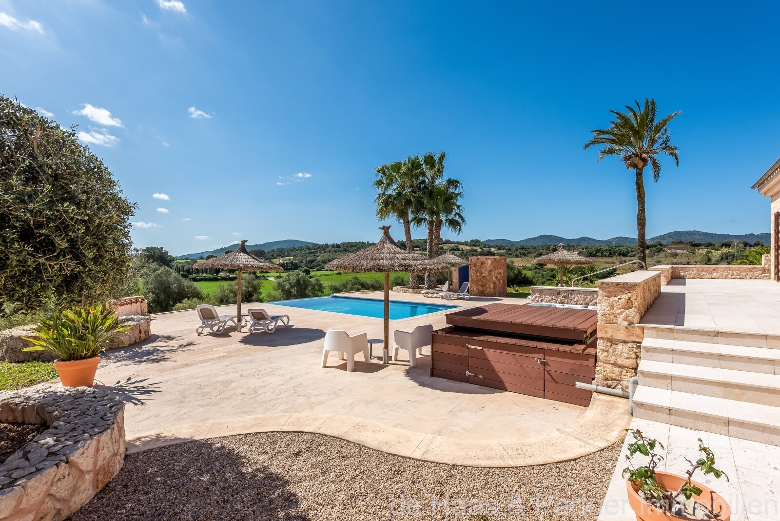 Excellent natural stone finca with outstanding outdoor area and rental license