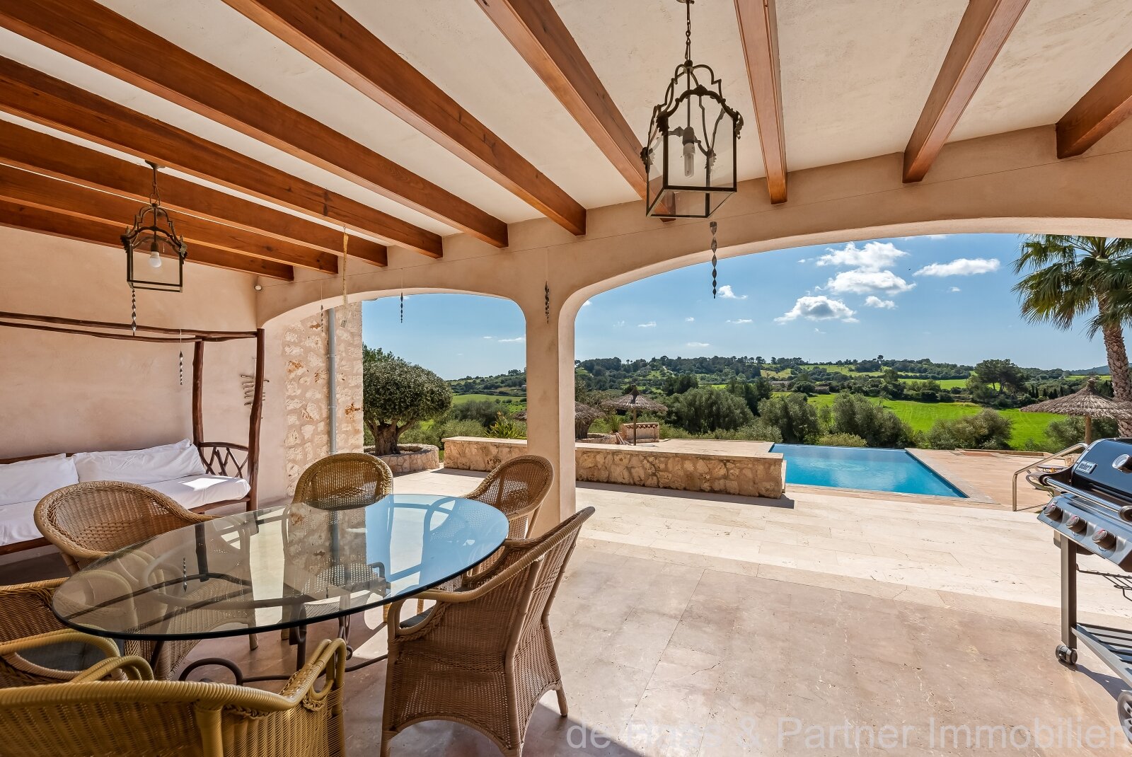 Excellent natural stone finca with outstanding outdoor area and rental license