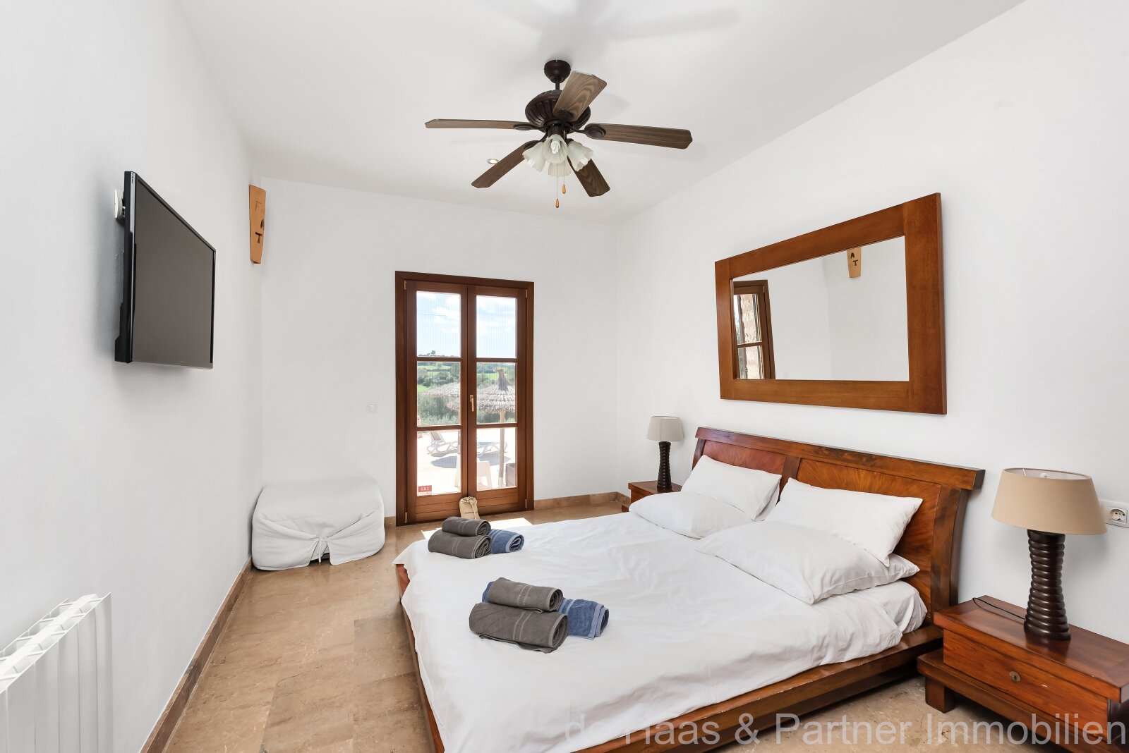 Excellent natural stone finca with outstanding outdoor area and rental license