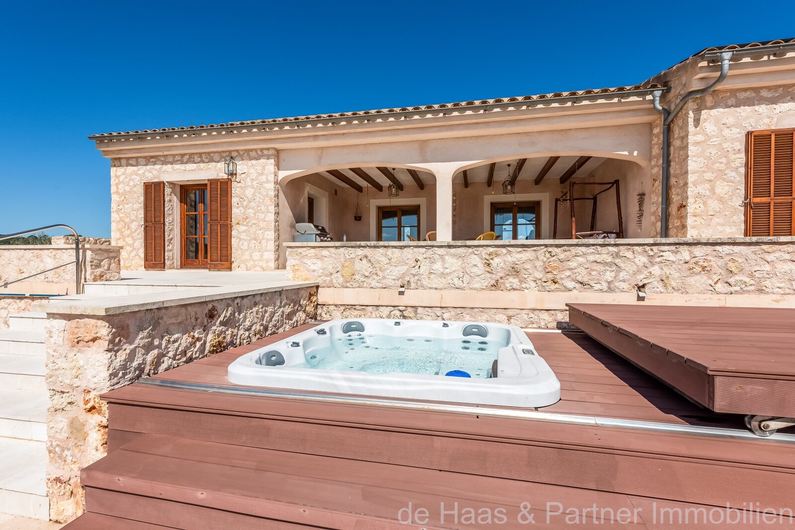 Excellent natural stone finca with outstanding outdoor area and rental license