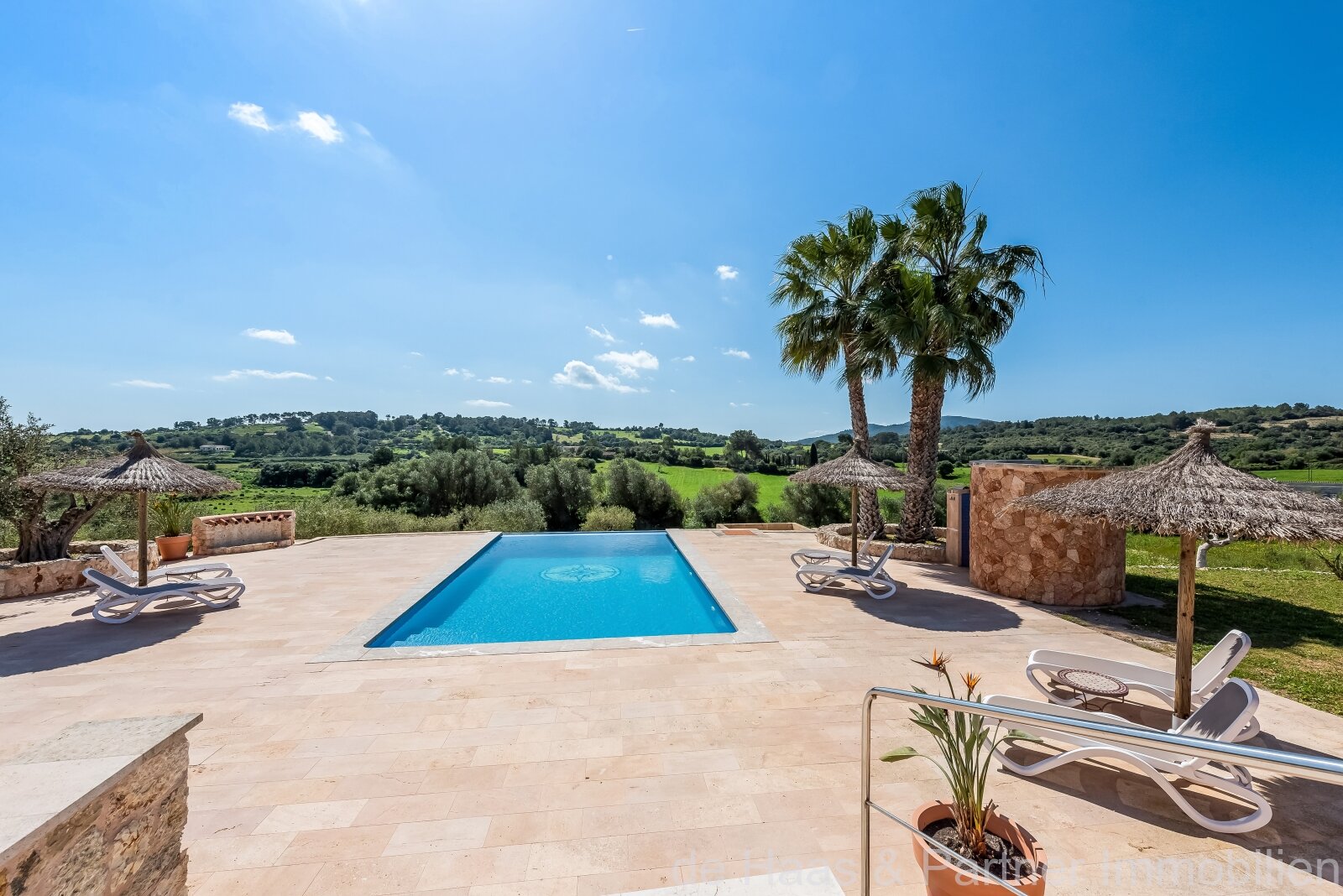 Excellent natural stone finca with outstanding outdoor area and rental license